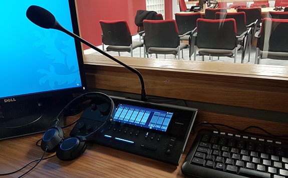 Simultaneous interpretation console with a gooseneck microphone