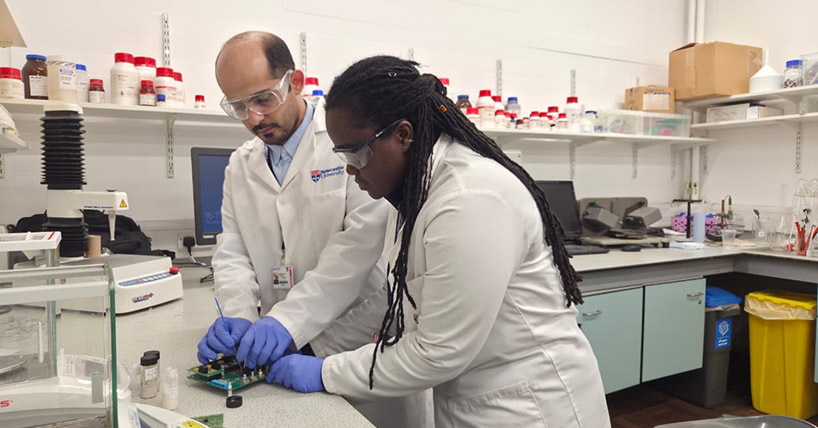 Bassam Aljohani and Ama Aside-Asante pictured in the lab Bassam Aljohani and Ama Aside-Asante pictured in the lab